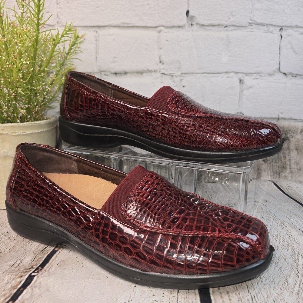 VIONIC BURGANDY WINE PATENT CROC EMBOSSED SLIP ON LOAFERS  WOMENS SIZE 8.5